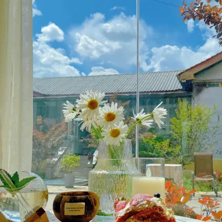 Bomi has a small courtyard homestay