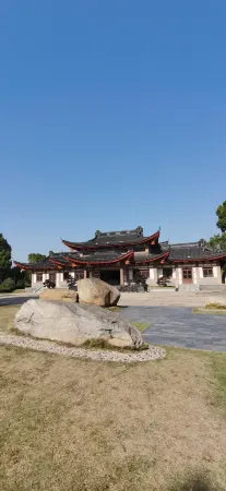 Songdeju Hotel (Jiujiang Lushan Station Zhonghua Xianmu Garden Branch) Отели рядом с достопримечательностью «Jiangxi Vocational College of Finance and Economics Balihu Campus»