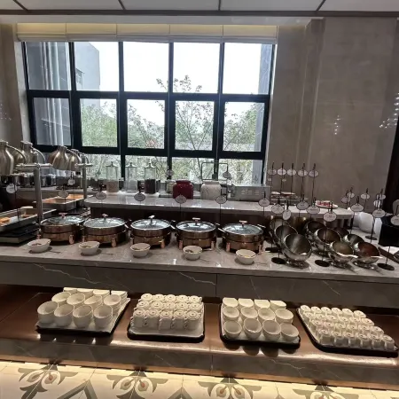Koenigshof International Hotel Отели рядом с достопримечательностью «Храм Баотун»
