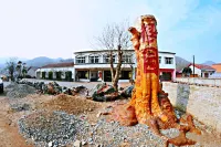 Dahongshan Root Carving Culture Industrial Park Hotels near Golden Peak Temple, Dahong Mountain