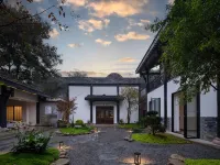 Emei Mountain and Courtyard. Jingzhu Shiguang Hot Spring Hotel Hotels near Emeishan Railway Station