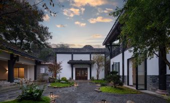 Emei Mountain and Courtyard. Jingzhu Shiguang Hot Spring Hotel