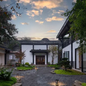 Emei Mountain and Courtyard. Jingzhu Shiguang Hot Spring Hotel