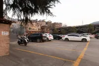 Tianqingshe Riverview Homestay (Phoenix Ancient City Lijiang Branch) - parking