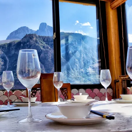 Daocheng Yading Sangjie Linka Luxury Homestay