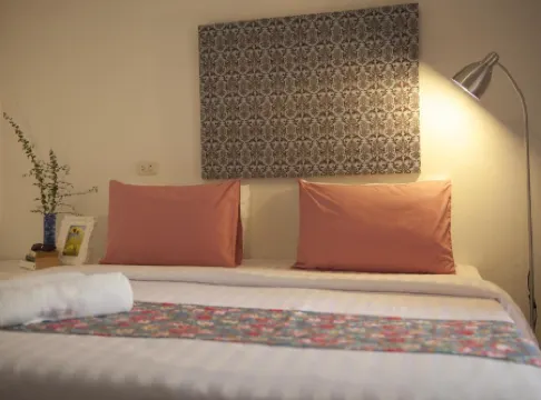 Les Fleurs House Отели рядом с достопримечательностью «Small Sandy Beach»