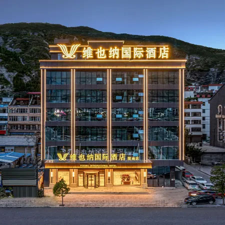 Vienna International Hotel (Longnan Wudu Gujinli Branch) Отели в г. Луннань