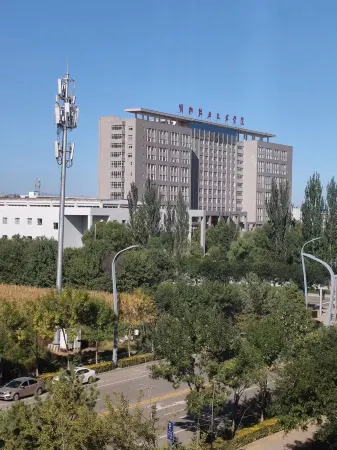 Xinzhou Yunjing Hotel (Vocational and Technical College) Отели рядом с достопримечательностью «Yunzhonghe Hot Spring Tourist Resort»