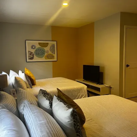 Emerald Manor Hotel