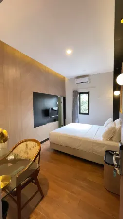 Spot 43 Cafe and Hotel