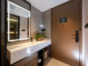 Atour Hotel (Torch Building Xiaoyalang Wetland Park)
