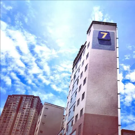 7 Days Premium Hotel (Guiyang Qianlingshan Park Gaicha Road Subway Station Branch) Отели рядом с достопримечательностью «Парк Киялинг»