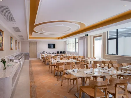 Vienna Hotel (Shenzhen Pingshan High-Speed Railway Station Pingshan Bonded Zone North Gate) Отели рядом с достопримечательностью «Shenzhen Technology University»