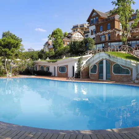 Xundian Fenglongwan Resort Hotel