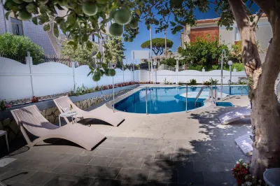 Hotel la Pergola Hotel dekat Chiesa di San Prisco e Agnello