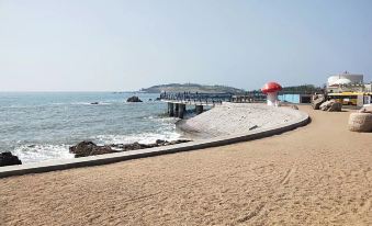 Zhongjin Holiday Inn (Qingdao University Maidao Subway Station)