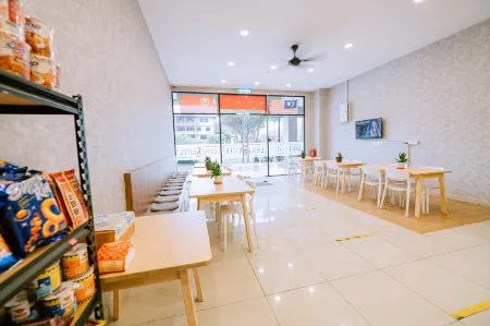 Signature by The Concept - formerly Chill Suites Langkawi Отели рядом с достопримечательностью «Wat Koh Wanararm Langkawi»