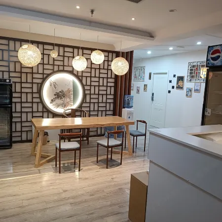 Zhonggulou Youth Hostel (Xi'an Zhonglou Subway Station Huimin Street Branch)