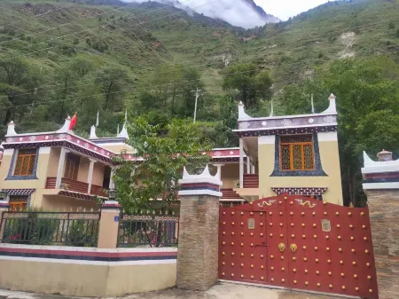 Danba Jiayuange Homestay Отели рядом с достопримечательностью «Dangling Village»