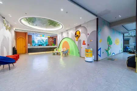Divine Beast Family Hotel Отели рядом с достопримечательностью «Zigong Colored Lantern Park»