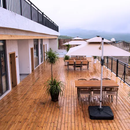 Banshan Yiju Hotel (Wumeng Grass Plain Scenic Area)