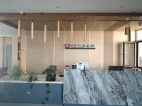 Home Inn Huayi Select Hotel (Wafangdian Railway Station) - parkir