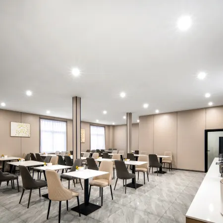 Elong Anyun Hotel (Weihui Medical College First Affiliated Hospital)