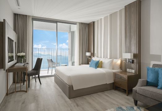 더 엠피리안 냐짱의 넓고 깔끔한 로비 인테리어