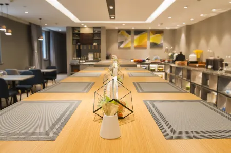 Homeinn Selected (Suning Plaza) Отели рядом с достопримечательностью «Pengcheng Square»