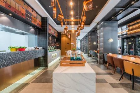 Shanghai Baoshan Changjiang Road Atour Light Residence Hotel Отели рядом с достопримечательностью «Gaoqiao Martyrs Cemetery»