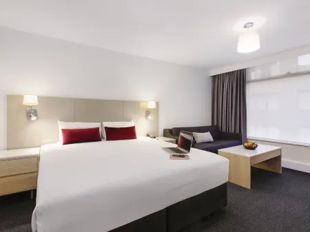 Mercure Melbourne Albert Park Отели рядом с достопримечательностью «LaTrobe's Cottage»