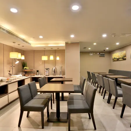 Homeinn Plus Hotel (Hangzhou West Lake Lakeside Wushan Square Hefang Street) Отели рядом с достопримечательностью «Озеро Сиху»