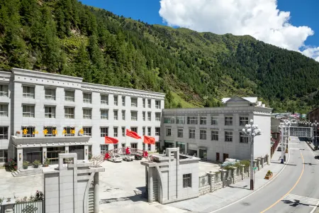 Xueshan Shengyu Hotel Отели рядом с достопримечательностью «Народный суд, Ядун, Чжэньчжэнь»