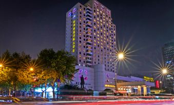 Grand Metropark Hotel - Housity