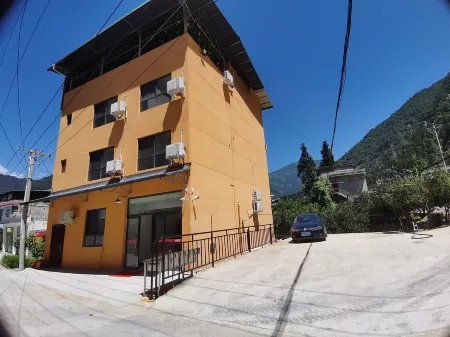 Asbestos Yunyaxuan Inn Отели рядом с достопримечательностью «Caoke Tibetan Township»