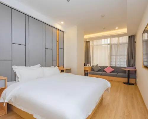โรงแรมไอส์แลนด์ โรงแรมใกล้จัตุรัสสี่พฤษภาคม