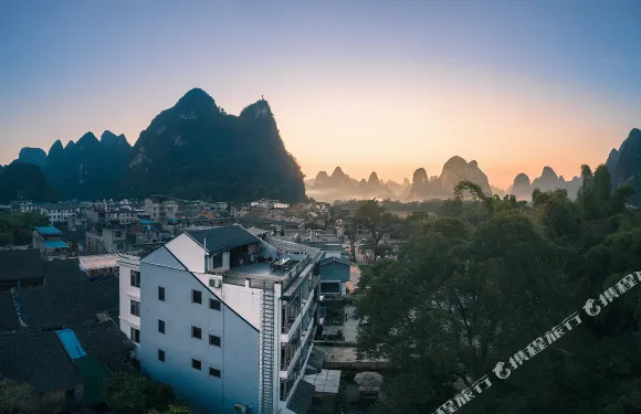 榕憶河畔小住（陽朔興坪古鎮20元人民幣背景店）