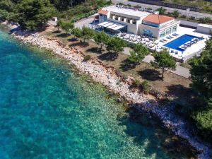 Hotel Antica-Seafront Hotel with Comfortable Rooms and Pool