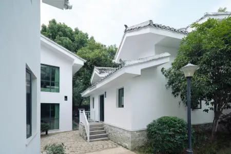 Dongjianghu Peninsula Holiday Inn Отели в г. Цзысин