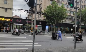 Longchen Holiday Hotel (Shanghai Loushanguan Road Metro Station)