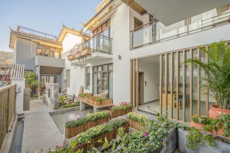 Floral Lux Hotel · living in another courtyard (Lijiang ancient city light luxury store) Отели рядом с достопримечательностью «Lijiangban Mountain Hot Spring»