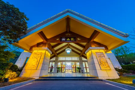 Longshan Garden Hotel Отели рядом с достопримечательностью «Sanxia Romance Park»