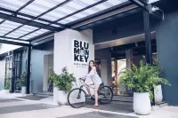 Blu Monkey Hub & Hotel Suratthani Hotel dekat Wat Phra Yok