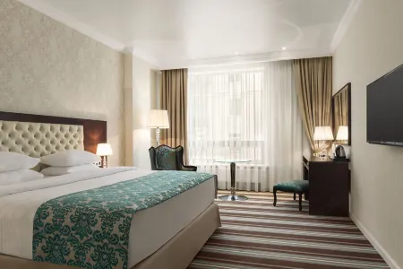 Отель Ramada by Wyndham, Казань-Центр Отели рядом с достопримечательностью «Петропавловский собор»