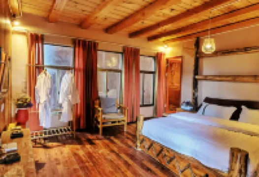 Shangri-La Guicang Mountain Residence Scenic Inn (Dukezong Ancient City)