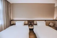 HanTing Hotel (Hanzhong Chenggu County Zhangqian Road) - parking