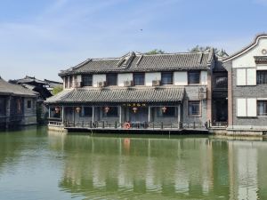 Taierzhuang ancient city a river moon inn