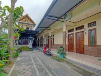 OYO 93295 Wisma Aluh Ambak Hotels near Batakan Baru Pantai Cemara