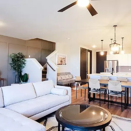 Loft, New Luxurious Large 3BR, Sleeps 9 + Parking