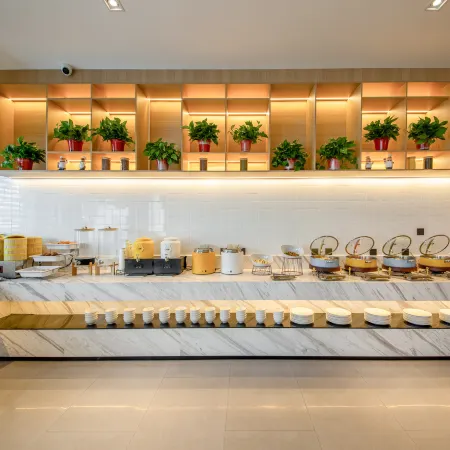 Yilong Ruiyun Hotel (Xinyang Railway Station Tianrun Square Branch)